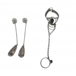 Par de brincos em metal prateado com pingente em pedra tipo topázio fumê, e uma pulseira tipo jade em metal prateado com pedra na cor preta, aro 24, Diam. 5 cm.