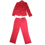 Terno feminino Tam. 42 em poliéster na cor pink by RR, a calça apresenta alguns fios puxados, ombro 40, Com. 60,  Cintura. 42, Com. 94 cm.