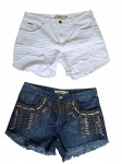 Duas bermudas jeans femininas, Tam. 46 uma marinho  tacheada e vidrilhos e outra branca by Villon, Cintura 96, Com. 31, 34 cm.
