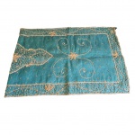 Caminho de mesa indiano em cambraia bordado com vidrilhos,  140 x 48 cm.