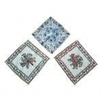 Três capas para almofadas indianas em tecido bordadas sobre matelassê, fecho éclair, 38 x 38 cm.