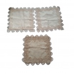 Três  capas para almofadas com bordas adornadas em renda, 2 cremes e 1 caramelo, 45 x 45 cm