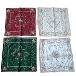 Quatro capas para almofadas indianas em tecido bordado em pedrarias, fecho éclair, 2 cremes, 1 verde e 1 bordô. 4 x 40 cm.