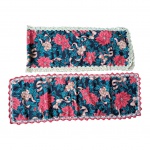 Dois caminhos de mesa estampados com bordas em crochê, Com. 174 x 37 e 100 x 36 cm.