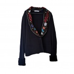 Casaco de feminino, de tricô Tam. G. na cor preta gola e lapela bordas e com vidrilhos, by Sonia  Menicucci, ombro 40, Com. 63 cm.