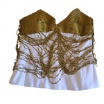 Body  Tam. M. tomara que caia em poliéster branca, seio e colar e lateral em vidrilhos dourado. Cintura 80, Com. 40 cm.