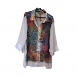 Camisa feminina, Tam. 50, viscose estampada sobre fundo branco, mangas 3/4, ombro 40, Com. 79 cm.