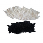 Par de estolas 100% viscose by Doce Fio uma preta e outra branca, a branca apesar de nunca ter sido usada apresenta leves mar as de guarda, Com. 150, Larg. 52 cm.