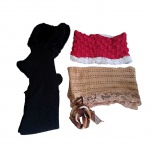 Três peças em lã, um cachecol preto com gorro de pelos sintéticos, um cachecol salmon com bordas rendadas e uma gola de pescoço double face, lá pink e pelo sintético branco,  100 x  16, - 67 x 22 e 34 x 18 cm.