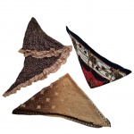 Três lenços acessórios femininos triangulares em poliéster232 x 55 - 124 x 38 e  120 x 60 cm.