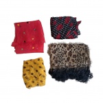 Quatro cachecóis de texturas, metragem e modelos diversos, um animal print, um organza  bordada em poa, um amarelo com poa e outro estampado,  200 x 40,  140 x 326 e etc.