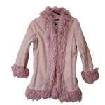 Casaco feminino by TNG na cor rosa, pelos sintéticos golas,  parte frontal e mangas  em poliéster, forro 100% acrílico, ombro 41, Com. 79 cm.