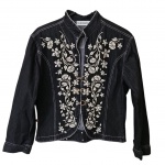 Jaqueta jeans feminina, Tam. M. by Club Fashion cor preta com parte frontal  e bainha das  costas bordada, ombro 42, Com. 57 cm.