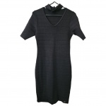 Vestido Tam. M. em malha com elastano na cor preta by Carmem Steffens, ombro 33, Com. 94 cm.