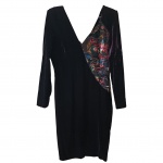 Vestido de veludo Tam. G. com parte frontal com aplique  estampado e dourado, Com. 96