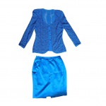 Tailleur acetinado na cor azul piscina vermelha, o blazer forrado em renda,  (blazer apresenta manchas na parte interna, nas costas) ombro 40, Com. 63, Cintura 43, Com. 60 cm.