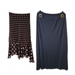 Duas saias longas em poliéster, uma de poa branco sobre fundo castor by Genitori Tam. P. e outra preta by Fiore tam. M.  Cinturas 35, Com. 80 e 96 cm.