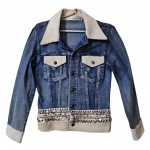 Jaqueta feminina Tam. G. Jeans by Tamara Capelão, gola, abas dos bolsos e bainha em couro bordados de lantejoula, ombro 40, Com. 60 cm.