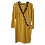 Vertido Tam. G. em poliéster na cor mostarda com decote e faixa bordada em vidrilhos arrematados em laço, ombro 42, Com. 97 cm.