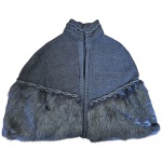 Pelerine Tam. M. by Carmin, em lã com pelos sintéticos na bainha, Com. 59 cm.