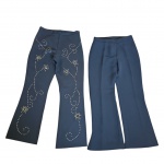 Duas calças compridas femininas na cor preta, em poliéster e elastano, uma com bordados em vidrilho, Cintura 39, Com. 100 cm.