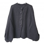 Pelerine by Tecelan Tricot na cor azul marinho, Com. 56 cm.