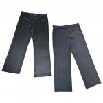 Duas calças femininas Tam. G.  by Daskin, pretas uma  90% algodão e 10% spandex, e outra 88% poliéster e 22% expandex, cintura 40, Com. 100 cm.