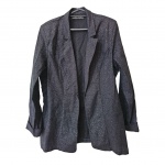 Blazer feminino by  Tam. G. Carmem Steffens na cor preta em poliéster com brilho prateada, ombro 40, Com. 68 cm.