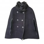 Pelerine feminina Tam. P. by Carmim em poliéster na cor preta, com pelo sintético na cola,  os acabamentos em couríssimo com marcas de uso, Com. 66 cm.