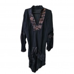 Bata tam. M. em chiffon na cor preta com bordados em vidrilhos no decote, mangas e punhos Com. 70 e 106 cm.