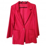 Blazer feminino tam. G. em Sued na cor pink com bolso bordado com brasão, ombro 40, Com. 70 cm.