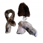 Dois cachecóis e uma lapela em pelos sintéticos, nas cores marrom e rajado.