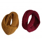 Dois cachecois de lã um na cor ocre e outro grená.