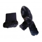 Par de cachecóis femininos na cor preta, um em pelo sintético e outro de lã com pelos nas bordas.