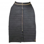 Saia, Tam. M. em malha by Carmem Steffens com cintura sanfonada e fecho éclair dourados, com vários fios puxados, cintura 34, Com. 72 cm.