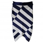 Saia, Tam. M. em malha by Carmem Steffens sanfonada com listras diagonais nas cores azuis e brancas, cintura 39, Com. 72 cm.