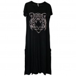 Vestido GG de Jersey na cor preta com parte frontal adornada com adornos metalizados representando  tigre, by Studio Angel, ombro 47, Com. 124 cm.