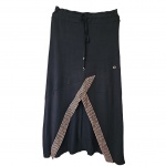 Saia em malha by Carmem Steffens em malha preta e bainha decorada com  design animal print. Cintura 40, Com. 97 cm.