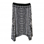 Saia em poliéster Tam. M. by International Concepts estampada em preto e branco, cintura 40, Com. 76 cm.