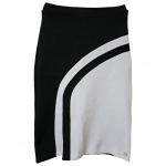 Saia Tam. M. by Carmem Steffens em malha nas cores branco e preto, cintura 35, Com. 68 cm.