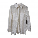 Camisa feminina Tam. M. by Carmim, em algodão e renda na cor branca, ombro, etiqueta original, nunca foi usada, 45, Com. 81 cm.