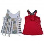 Duas  camisetas Tam. M.  femininas, uma branca com lantejoulas prata, branca, azul e rosáceas em tecido, outra vermelha, by  Vanessa Arantes decote e alça com aplique metalizados.