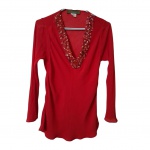 Blusa vermelha em poliéster vermelho com decote decorado em vidrilhos, by Regina Salomão