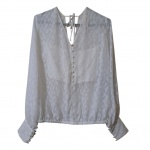 Camisa feminina by Carmim em poliéster branco mangas compridas vazadas, acompanha u top facha.