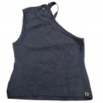 Camiseta feminina Tam. M. Carmem Steffens em malha sanfonada preta, ombro único.