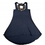 Camiseta Tam. M. by Thamara Capelão em malha preta com decote adornado com medalhão de botões e vidrilhos, Com. 67 cm.