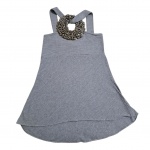 Camiseta Tam. M. by Thamara Capelão em malha grafite com decote adornado com medalhão metalizado e emborrachado, Com. 67 cm.