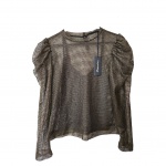 Camisa Tam. P. By Carmin, executada em tela em ouro antigo, acompanha camiseta preta de alcinhas, ombro 37, Com. 60 cm.