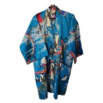 Roupão japonês feminino, Tam. G. em poliéster com estampas de gueixas flores e etc. sobre fundo azul piscina, Com. 90 cm.