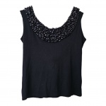 Camiseta by Thamara Capelão na cor preta decote bordado com vidrilhos e contas, Com. 38 cm.